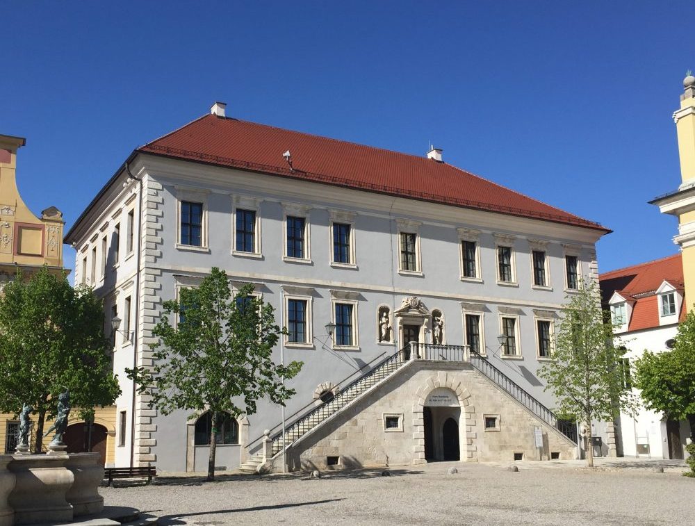 Außenansicht des Rathauses Neuburg an der Donau: Historisches Sandsteingebäude