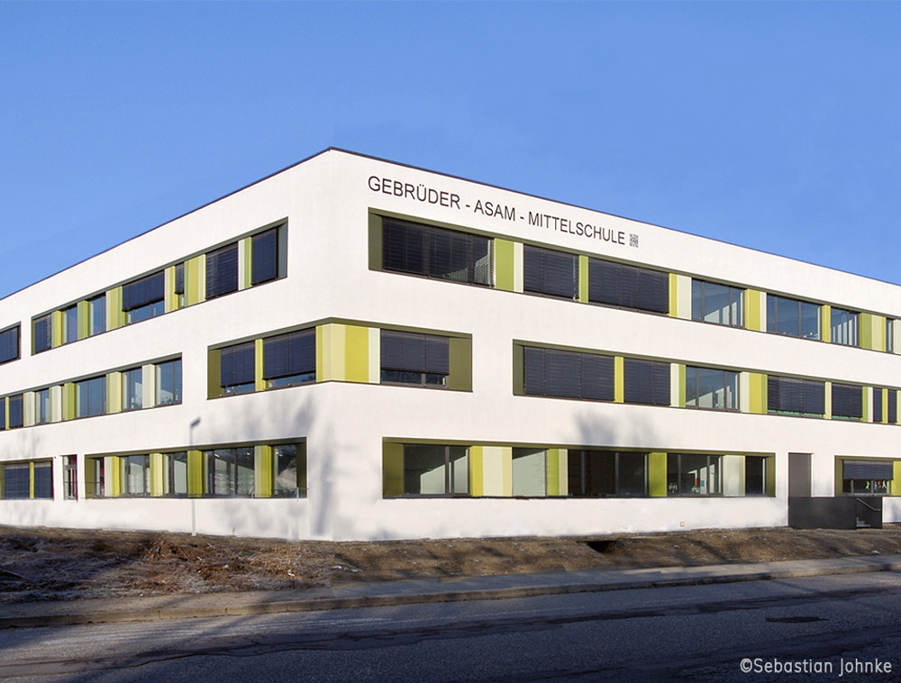 Außenansicht des Neubaus der Gebrüder‑Asam‑Mittelschule in Ingolstadt.